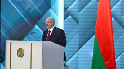 Белый шпиц на столе Лукашенко удивил гостей президента из России