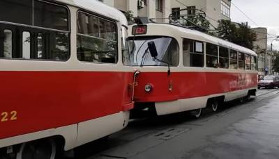 Движение транспорта парализовано: микроавтобус въехал вагон трамвая, детали
