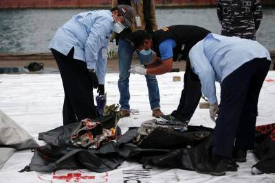 В Индонезии нашли "черные ящики" разбившегося Boeing-737