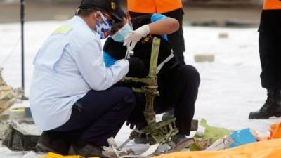 Обнаружены черные ящики индонезийского авиалайнера
