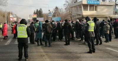 В Харьковской области жители перекрыли трассу, протестуя из-за тарифов на газ (ФОТО)