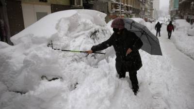 Вооружились лопатами и сковородками: в Мадриде борются с последствиями мощного снегопада
