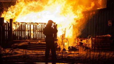 Пожилые супруги погибли при пожаре в жилом доме в Набережных Челнах