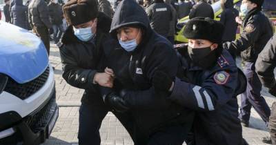 В Казахстане в день парламентских выборов люди вышли на протест: есть задержанные (3 фото)