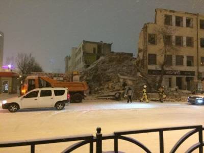 При сносе здания ПРОМЭКТа в Екатеринбурге обрушилась стена. Повреждены киоск и ЛЭП