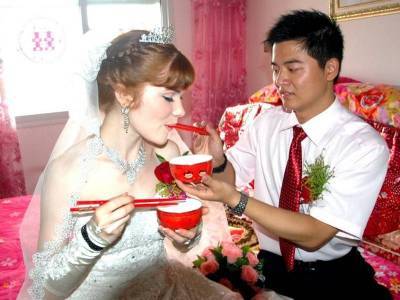Женившийся на россиянке китаец рассказал, чем плохи русские девушки