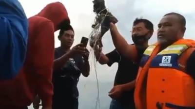 Спасатели продолжают находить останки жертв крушения Boeing в Индонезии