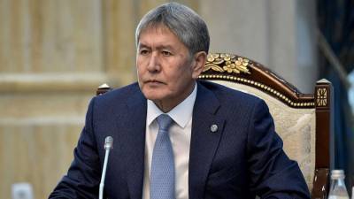 Бывший президент Киргизии бросил в урну для голосования чистый бюллетень