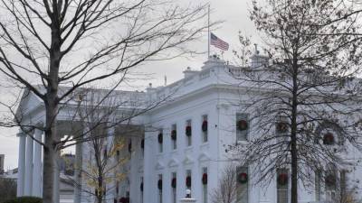 Белый дом вслед за конгрессом приспустил флаг в память о погибшем офицере