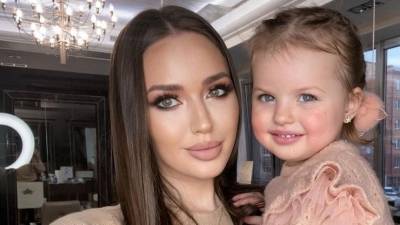 «Безумно красивая девочка»: жена Дмитрия Тарасова сделала макияж двухлетней дочери