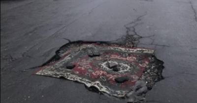Украинскую дорогу отремонтировали ковром