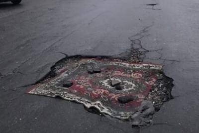 Дорогу отремонтировали ковром в украинском городе