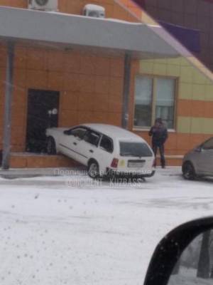 В Кемерове автомобиль въехал в стену магазина