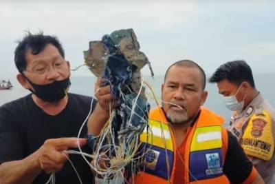 Потерпевший крушение в Индонезии Boeing разбился об воду