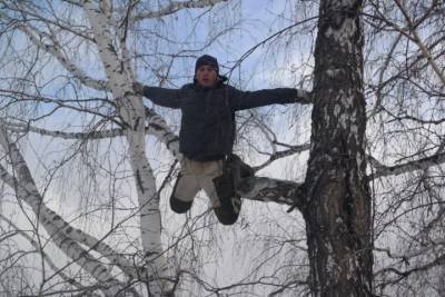 Омский «тик-токер на берёзе» вывихнул руку при прыжке с дерева