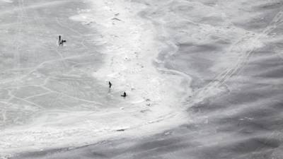 Тело рыбака достали из провалившегося под лед авто в Приморье