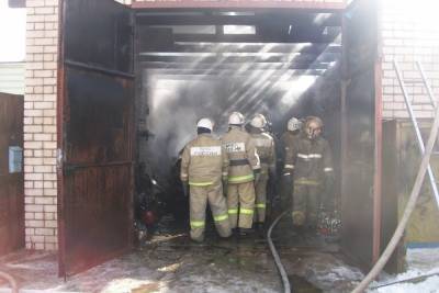 В Ивановской области 15 человек тушили загоревшийся сарай