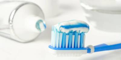 «На вашей зубной щетке тонна бактерий, но существует способ ее очистить»