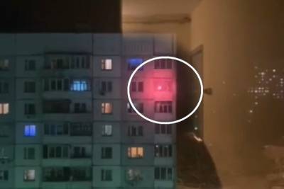 Здравствуй пожар: в Ярославле жители многоэтажки пускают фейерверки прямо с балкона