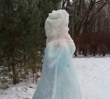 Снежная скульптура сказочной королевы Эльзы появилась в парке Сосновка
