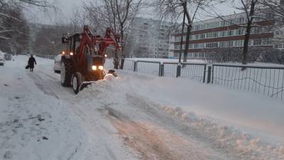 В Ульяновске дорожные и коммунальные службы очищают город от снега