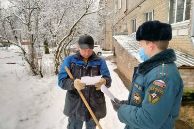 Инспектор Захаров в смоленском Ярцеве инструктировал смолян о том, как избежать пожара