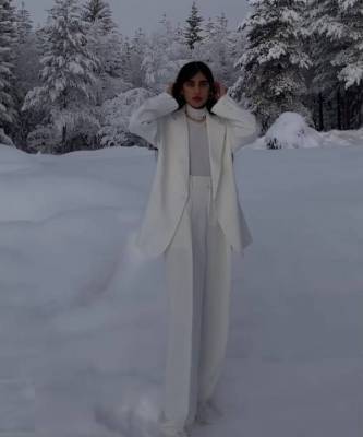 Белоснежный костюм, который Наташа носит зимой