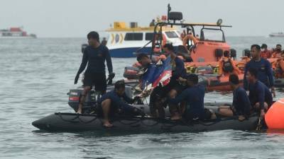 Упавший в Индонезии самолет мог разрушиться при ударе о воду