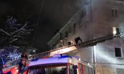 В Петрозаводске детей и взрослых спасали из горящего дома по пожарной лестнице