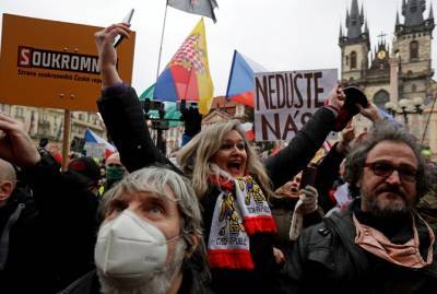 Жители Праги вышли на протест из-за продления локдауна