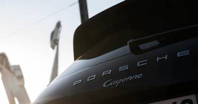 Житель Москвы угнал авто у пенсионера и врезался на нем в Porsche