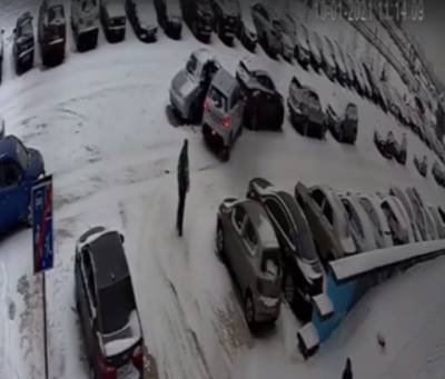 Момент необычного тройного ДТП на Притомском в Кемерове попал на видео