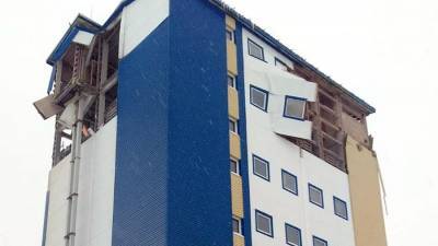 В Новосибирске разрушилась обшивка двух верхних этажей восьмиэтажного здания