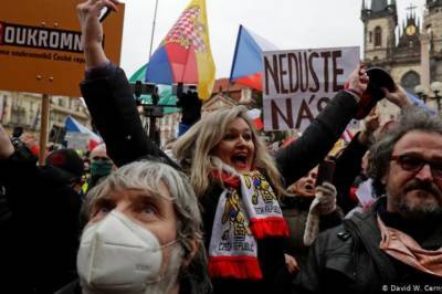 В Праге вспыхнули протесты из-за продолжения локдауна в Чехии