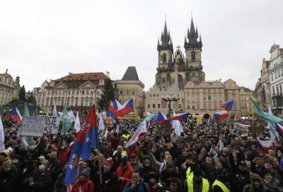В Чехии тысячи людей протестовали против карантинных ограничений