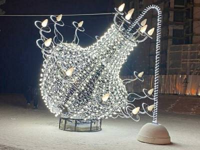 Челябинцы выкручивают лампочки из уличного арт-объекта