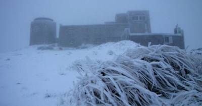 Первыми похолодание приняли Карпаты: горы уже завалило снегом, а морозы днем достигли минус 15°