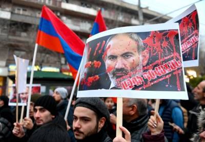 В Ереване протестующие попытались помешать премьеру Пашиняну вылететь в Россию