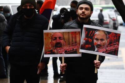 В Ереване оппозиция пыталась помешать Пашиняну вылететь в Москву