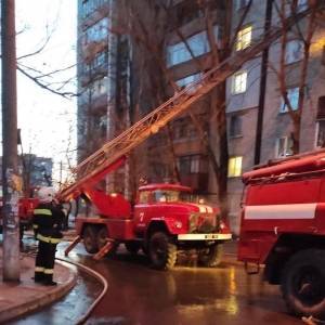В Запорожье во время пожара в многоэтажке спасли трех человек. Фото