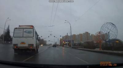 Кемеровчанин снял на видео нарушение ПДД водителем маршрутки