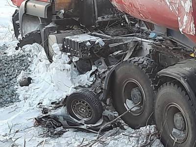 На трассе в ЯНАО в аварии с грузовиком погиб водитель иномарки