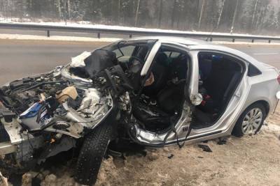 Опубликовано фото разбитой машины после наезда на фонарь на М-10 в Тверской области