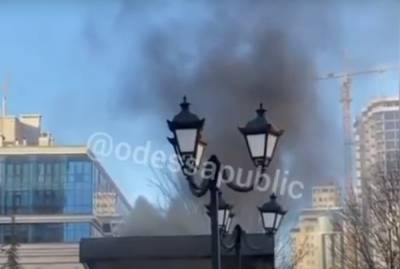 Пожар охватил ресторан в Одессе, клубы черного дыма видны издалека: видео ЧП