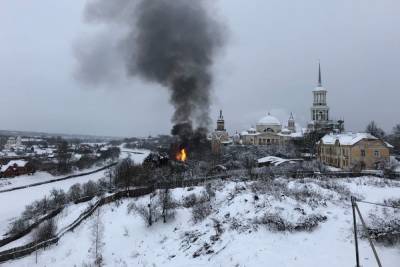 Недалеко от монастыря в Тверской области сгорел жилой дом