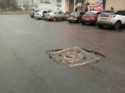 В Черкассах выбоины на дорогах «латают» с помощью ковриков