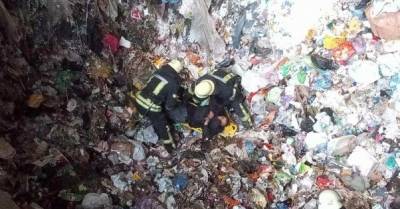 В Киеве из бункера с мусором достали человека (ФОТО)