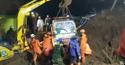 В Индонезии произошел оползень: пропали без вести 27 человек, 13 погибли (видео) - tsn.ua - Индонезия