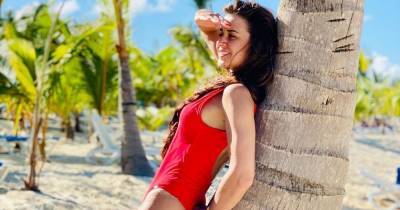 Жена Дзидзьо снялась в мокром купальнике на пляже в Доминикане