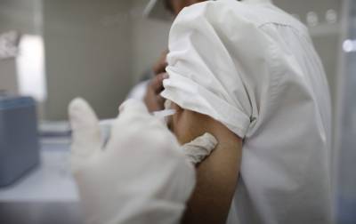 Британия открывает семь центров вакцинации от коронавируса